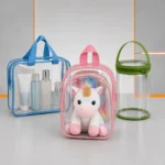 Embalagens de PVC transparente para kits promocionais, brinquedos e embalagens cilíndricas, com acabamento colorido em azul, rosa e verde, ideais para brindes, cosméticos e presentes.