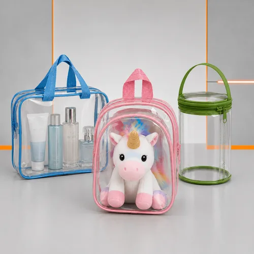 Embalagens de PVC transparente para kits promocionais, brinquedos e embalagens cilíndricas, com acabamento colorido em azul, rosa e verde, ideais para brindes, cosméticos e presentes.