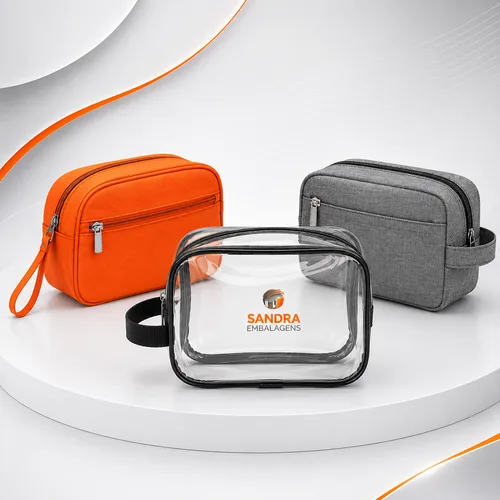 Três modelos de nécessaires promocionais personalizadas em PVC cristal e tecido, desenvolvidas para brindes corporativos, kits promocionais e ações de marketing da Sandra Embalagens.