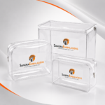 Bolsas de PVC cristal transparente com zíper em diferentes tamanhos sobre fundo de estúdio branco e cinza, ideais para kits, brindes e organização.