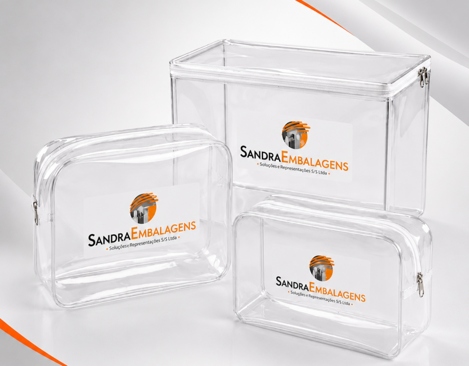 Bolsas de PVC cristal transparente com zíper em diferentes tamanhos sobre fundo de estúdio branco e cinza, ideais para kits, brindes e organização.