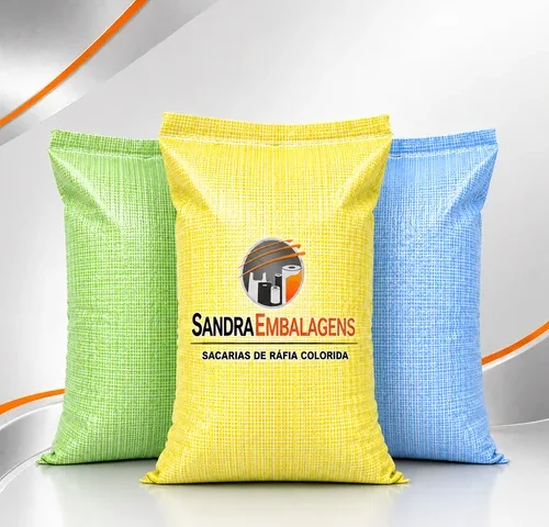 Três sacos de ráfia coloridos (verde, amarelo e azul) com a marca Sandra Embalagens impressa no saco amarelo central.
