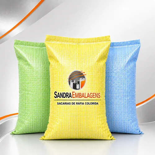 Três sacos de ráfia coloridos (verde, amarelo e azul) com a marca Sandra Embalagens impressa no saco amarelo central.