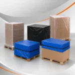 Variedade de capas para pallet plásticas transparentes, pretas e azuis para proteção de cargas e caixas de papelão da Sandra Embalagens.