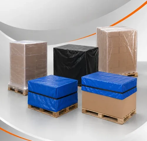 Variedade de capas para pallet plásticas transparentes, pretas e azuis para proteção de cargas e caixas de papelão da Sandra Embalagens.