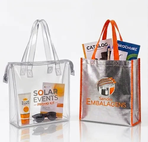 Sacola de PVC transparente para kit promocional e sacola de TNT metalizado personalizada para brindes corporativos, feiras, eventos e ações promocionais.