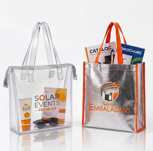 Sacola de PVC transparente para kit promocional e sacola de TNT metalizado personalizada para brindes corporativos, feiras, eventos e ações promocionais.