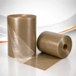 Bobinas de filme de polietileno canela (canelinha) em estúdio, utilizadas para proteção, cobertura de cargas e fabricação de embalagens industriais.