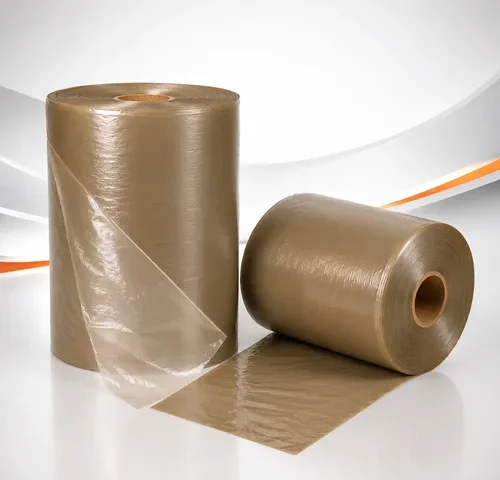 Bobinas de filme de polietileno canela (canelinha) em estúdio, utilizadas para proteção, cobertura de cargas e fabricação de embalagens industriais.