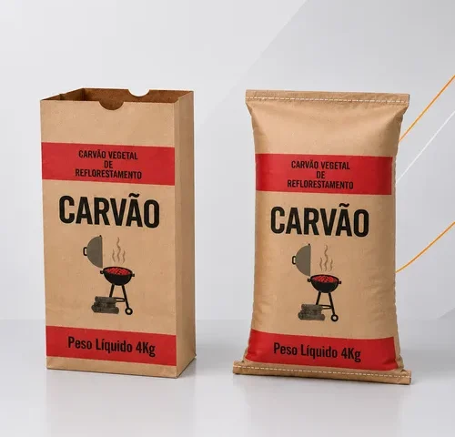Dois sacos de papel kraft para carvão vegetal de 4 kg, um com fundo colado e outro com fundo costurado, apresentados em fundo clean de estúdio nas cores branco, cinza e prata.