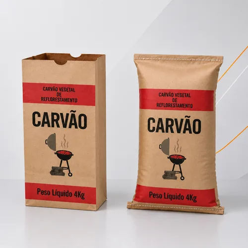 Dois sacos de papel kraft para carvão vegetal de 4 kg, um com fundo colado e outro com fundo costurado, apresentados em fundo clean de estúdio nas cores branco, cinza e prata.