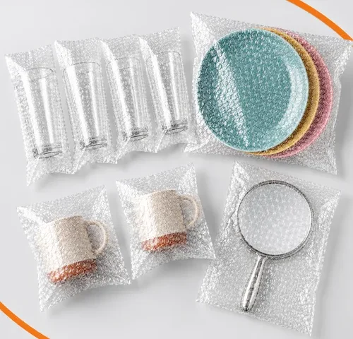 Sacos de plástico bolha transparentes protegendo copos, pratos de cerâmica, xícaras e espelho, demonstrando a embalagem ideal para transporte e armazenamento seguro de produtos frágeis.
