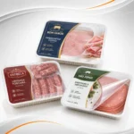 Embalagens termoformadas de alimentos fechadas com filme tampa impresso e sistema abre fácil.