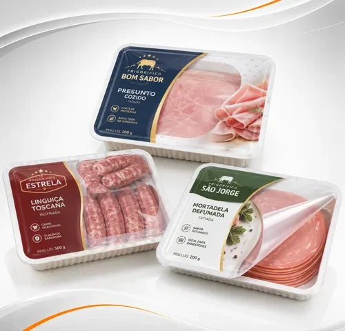 Embalagens termoformadas de alimentos fechadas com filme tampa impresso e sistema abre fácil.