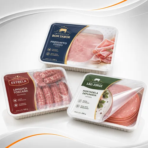 Embalagens termoformadas de alimentos fechadas com filme tampa impresso e sistema abre fácil.