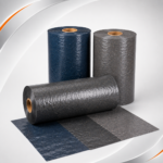 Bobinas de filme de polietileno recuperado colorido em diferentes tonalidades recicladas, utilizadas para aplicações industriais, sacos de lixo e embalagens, fotografadas em estúdio sobre fundo clean.