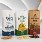 Três sacos de papel kraft para alimentos personalizados, nos modelos branco e pardo, para farinha de trigo, farinha de milho flocada e café, utilizados no envase de alimentos secos em embalagens com fundo quadrado.