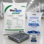 Sacos de polietileno para diferentes aplicações, incluindo embalagem para sal de 25 kg, gelo em cubos, roupas embaladas e componentes metálicos, demonstrando a versatilidade das embalagens de polietileno em diversos segmentos industriais.