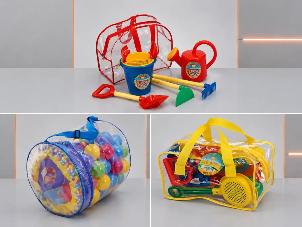 Três modelos diferentes de bolsas de PVC transparente contendo brinquedos de praia como baldes, pás e bolas coloridas.