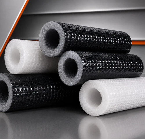 Tubos de EPE para isolamento térmico e proteção de tubulações, nas cores branco e preto, com revestimento externo reforçado.