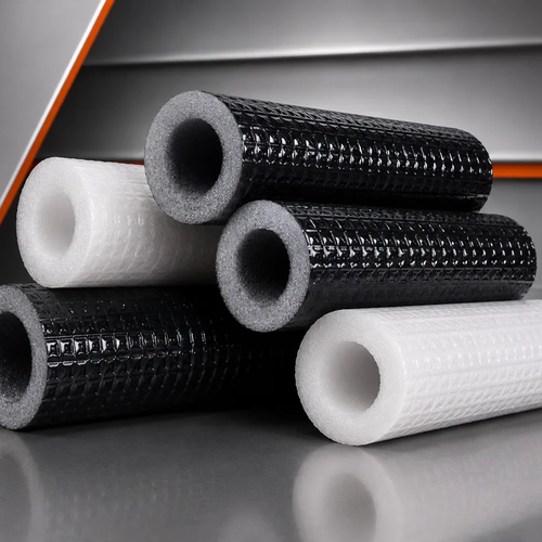 Tubos de EPE para isolamento térmico e proteção de tubulações, nas cores branco e preto, com revestimento externo reforçado.