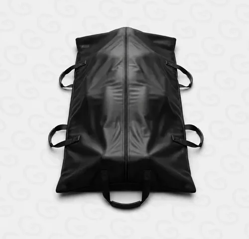 Saco de óbito preto impermeável com zíper central e seis alças reforçadas, apresentado em fotografia de estúdio sobre o fundo padrão da Sandra Embalagens.