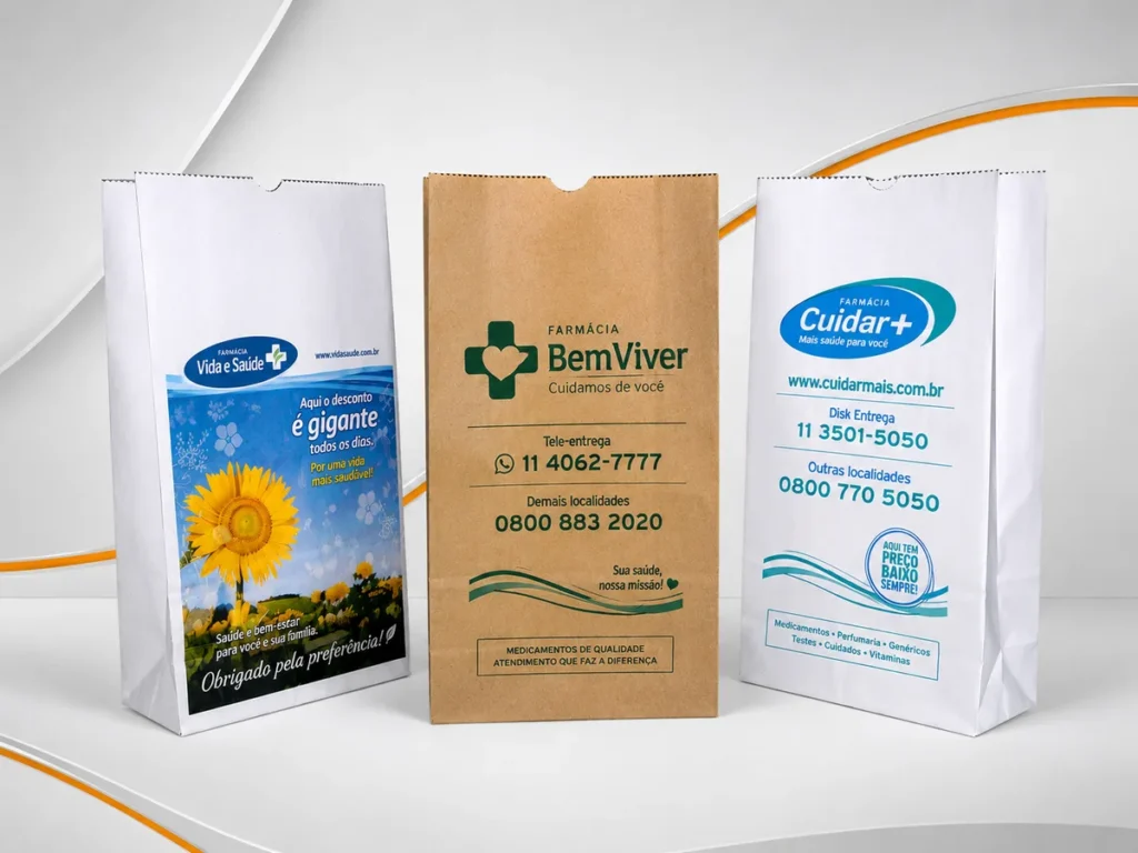 Três sacos de papel kraft para farmácias demonstrando impressões detalhadas, incluindo um modelo com arte lateral colorida e girassol.