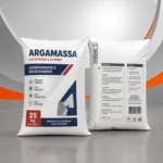 Sacos de polietileno valvulados laterais para argamassa, frente e verso, utilizados em envase automático de produtos em pó.