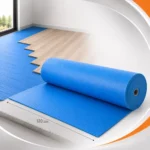 Manta acústica de polietileno expandido azul 5 mm instalada sob piso laminado, com bobina do produto em destaque.