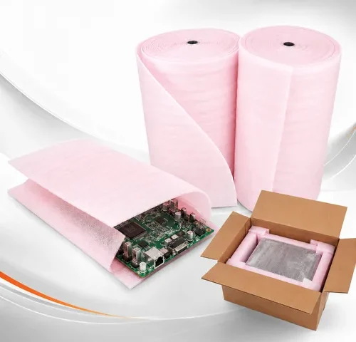 Bobinas de manta EPE antiestática rosa protegendo placa e equipamento eletrônico em caixa.