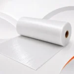 Bobina de manta colaminada de polietileno expandido branco com acabamento plastificado e espessura fina.