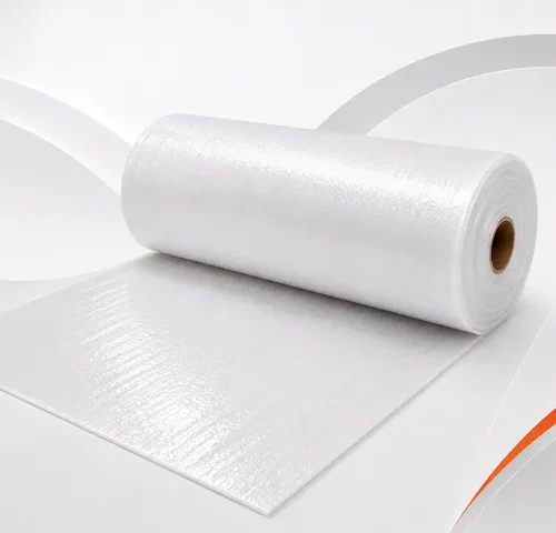 Bobina de manta colaminada de polietileno expandido branco com acabamento plastificado e espessura fina.