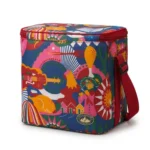 Bolsa térmica personalizada com estampa colorida estilo folk e alça vermelha, isolada em fundo branco.