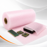 Bobina de plástico bolha antiestático rosa protegendo componentes eletrônicos, processadores, memória RAM e disco rígido.